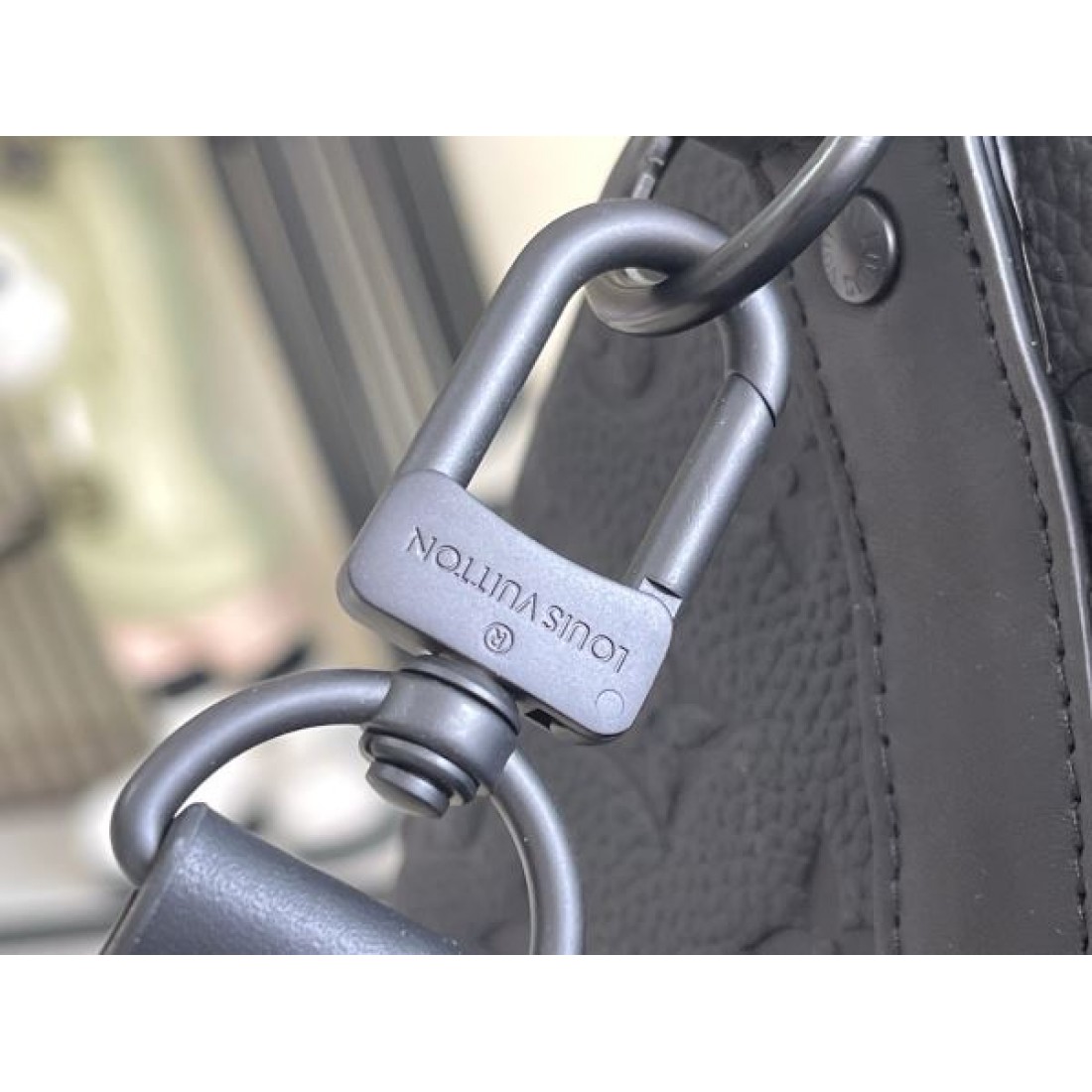 モノグラム型押しトラベル クスタイル LOUIS VUITTON ルイヴィトン コピー バッグ タフな印象 都会派デザイン