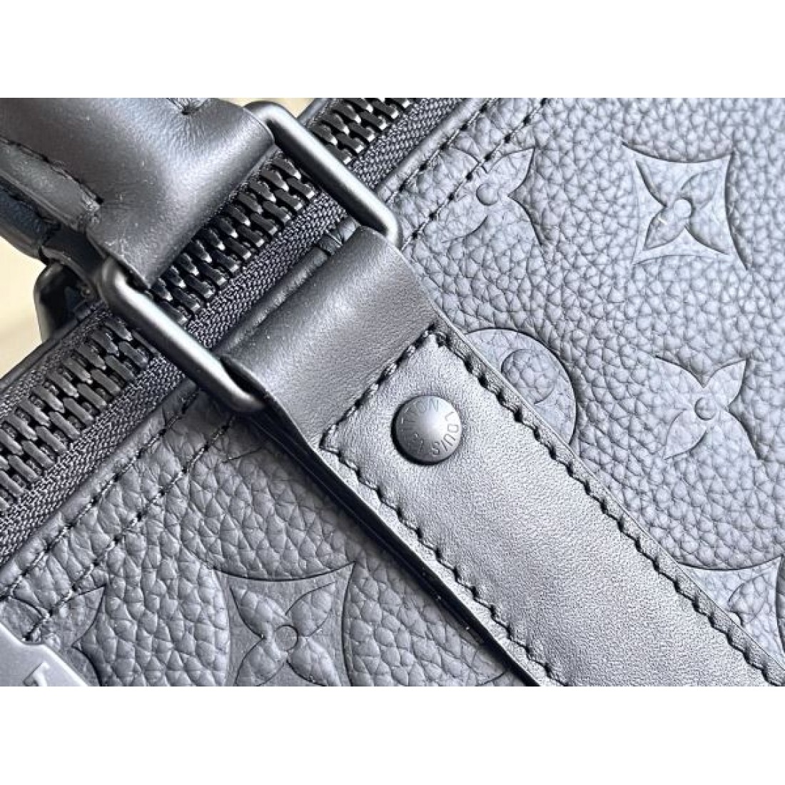 モノグラム型押しトラベル クスタイル LOUIS VUITTON ルイヴィトン コピー バッグ タフな印象 都会派デザイン