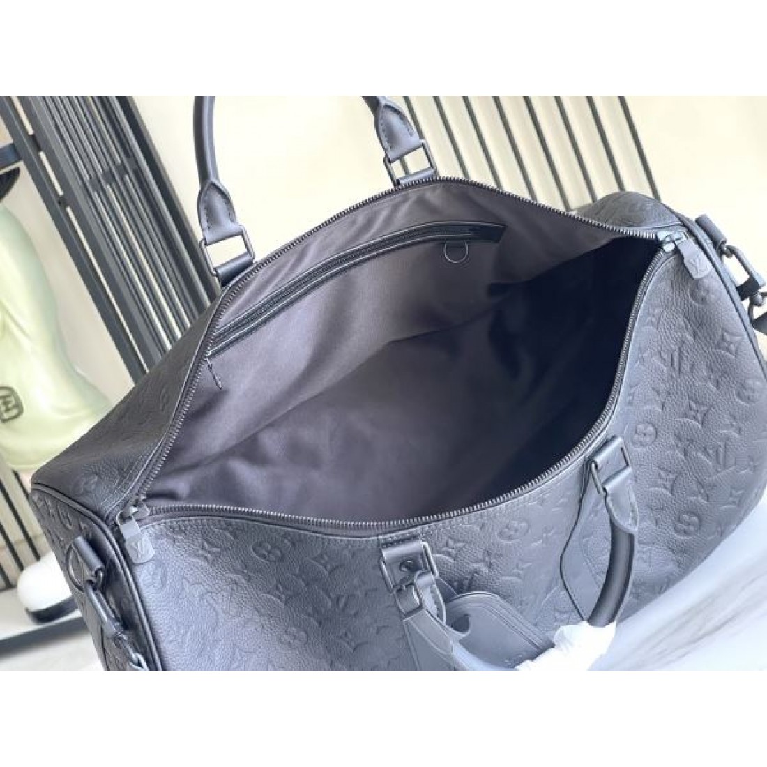 モノグラム型押しトラベル クスタイル LOUIS VUITTON ルイヴィトン コピー バッグ タフな印象 都会派デザイン