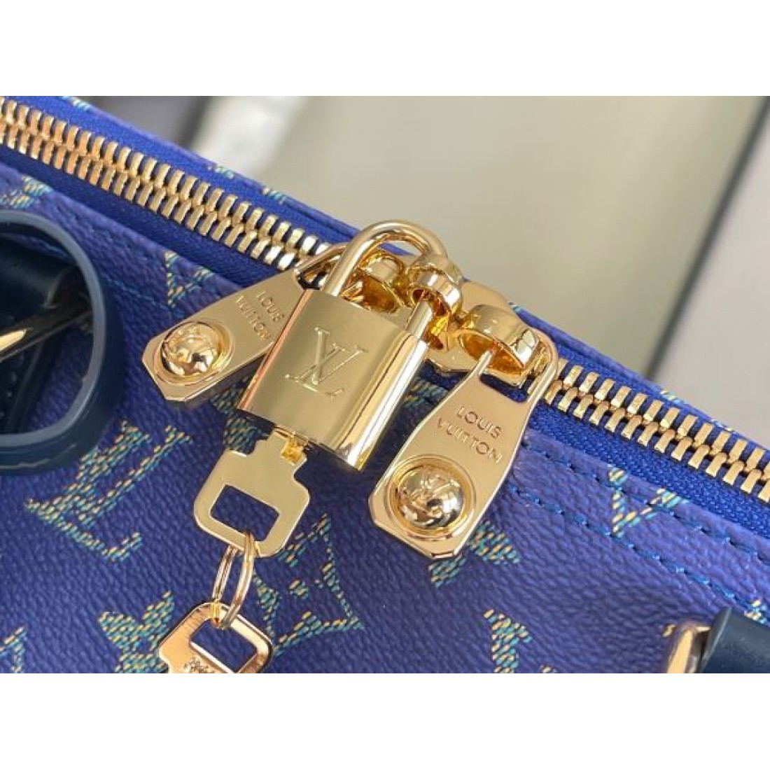ブルーグリーン旅行バッグ ワイドストラップ付き 軽量デザイン LOUIS VUITTON ルイヴィトン コピー バッグ  売れ筋