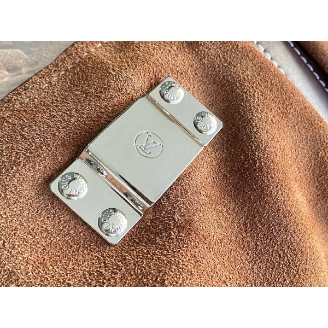 ヴィンテージ調旅行 ブラウン配色 ワイドストラップ付き LOUIS VUITTON ルイヴィトン コピー バッグ 2026新作 収納力抜群