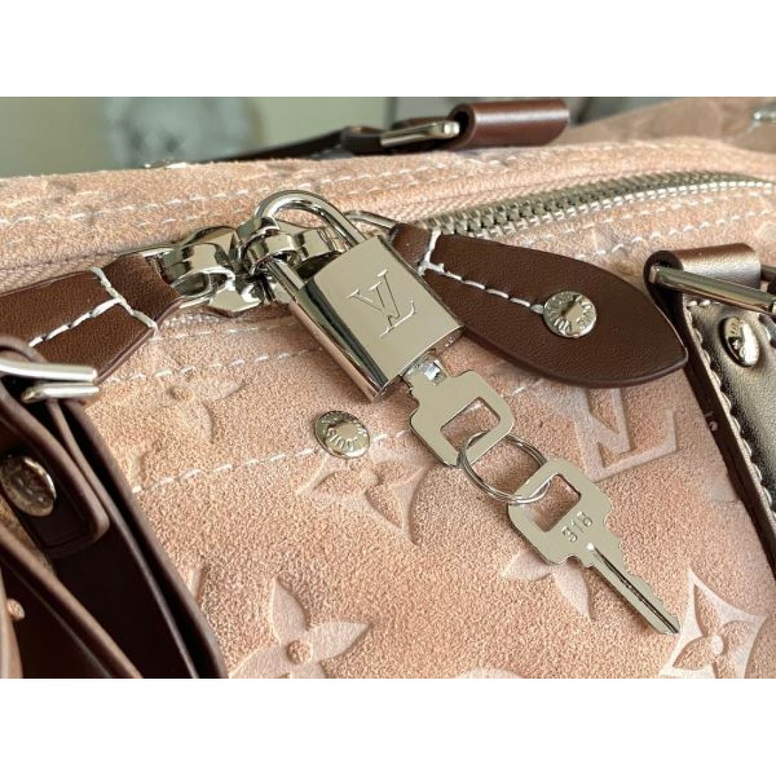 ヴィンテージ調旅行 ブラウン配色 ワイドストラップ付き LOUIS VUITTON ルイヴィトン コピー バッグ 2026新作 収納力抜群