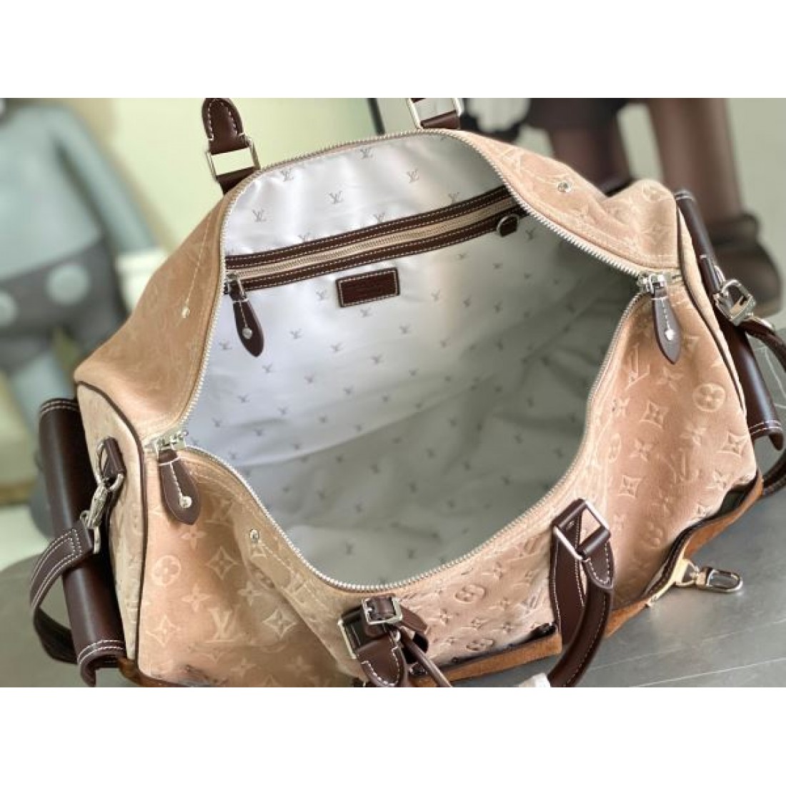 ヴィンテージ調旅行 ブラウン配色 ワイドストラップ付き LOUIS VUITTON ルイヴィトン コピー バッグ 2026新作 収納力抜群