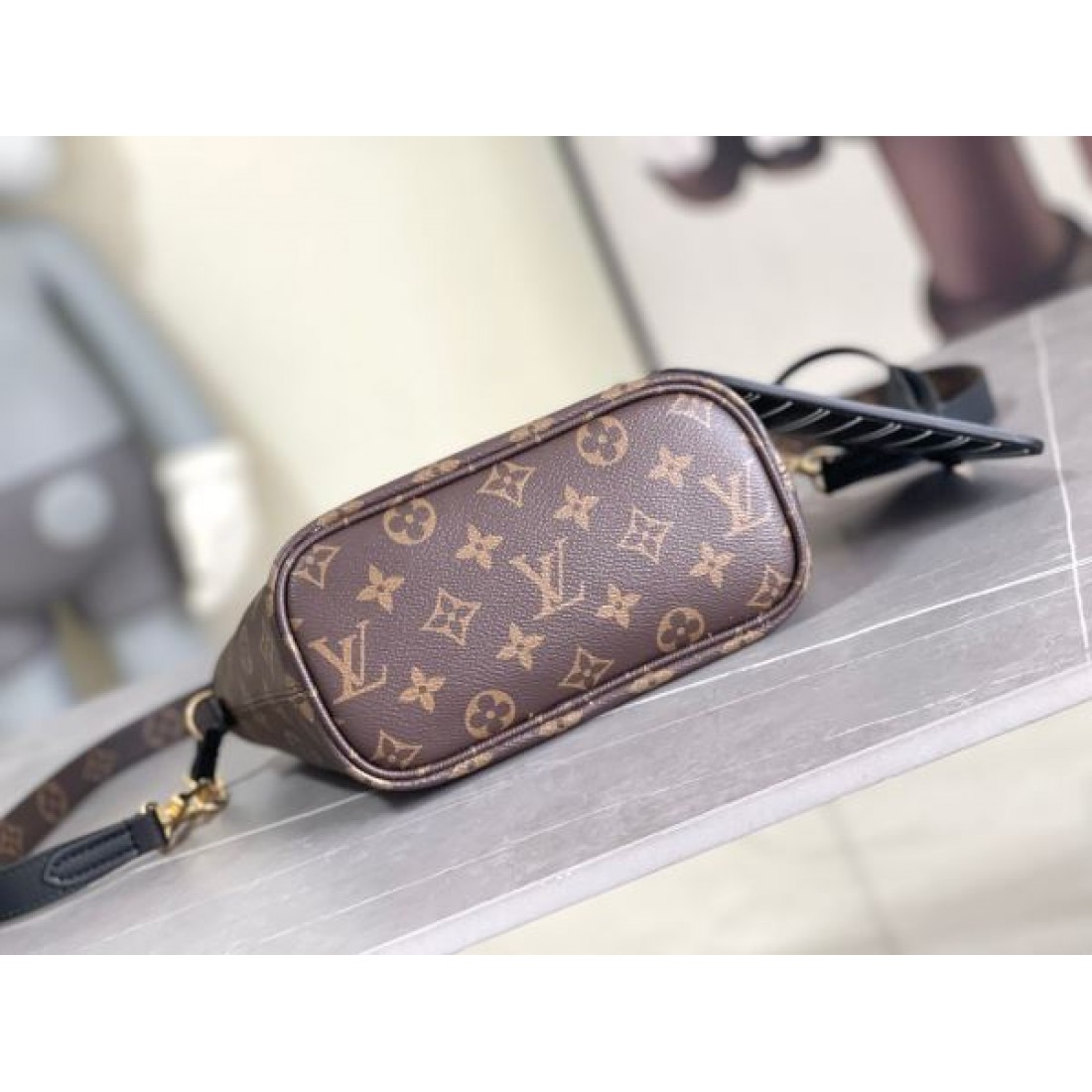 モノグラムトート ブラックハンドル仕様 シックアーバンデザイン LOUIS VUITTON ルイヴィトン コピー トートバッグ 人気