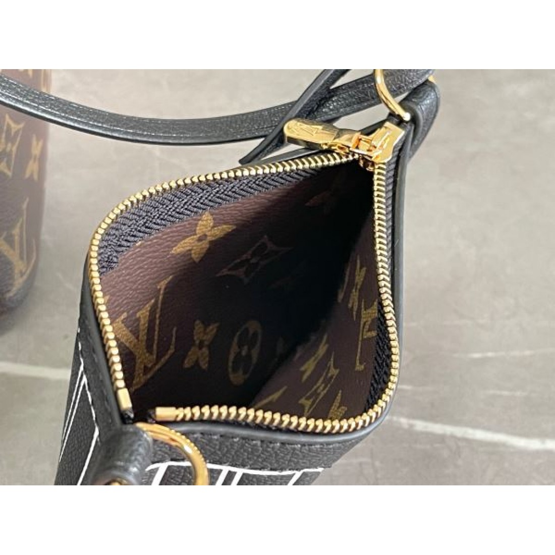 モノグラムトート ブラックハンドル仕様 シックアーバンデザイン LOUIS VUITTON ルイヴィトン コピー トートバッグ 人気