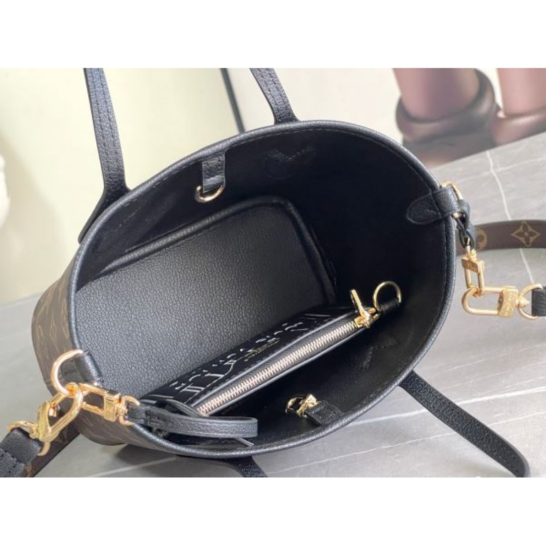 モノグラムトート ブラックハンドル仕様 シックアーバンデザイン LOUIS VUITTON ルイヴィトン コピー トートバッグ 人気
