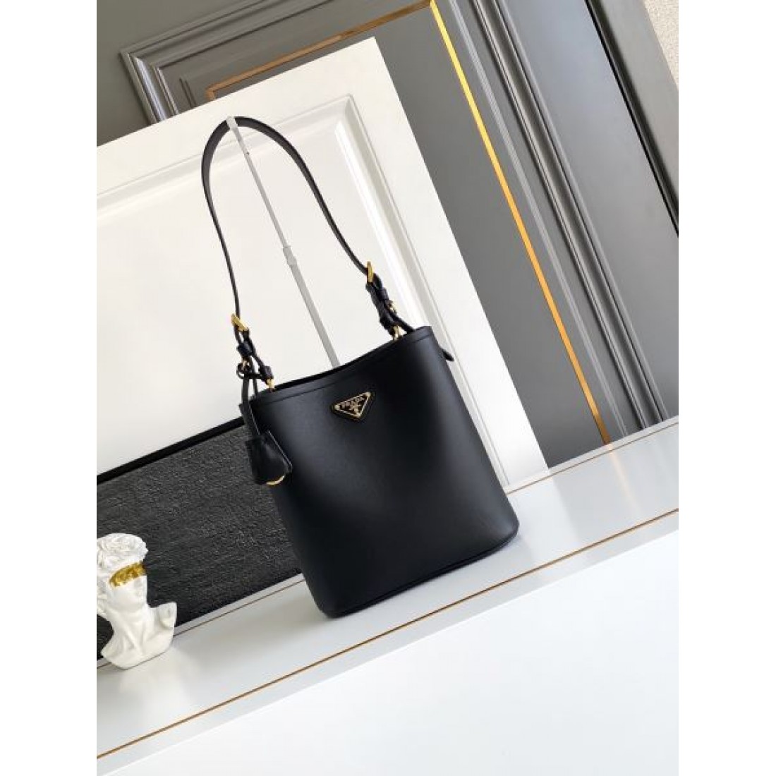 ショルダーバッグ バケットフォルム クラシックロゴ PRADA プラダ コピー バッグ デイリー主力 着回し万能 人気上昇中