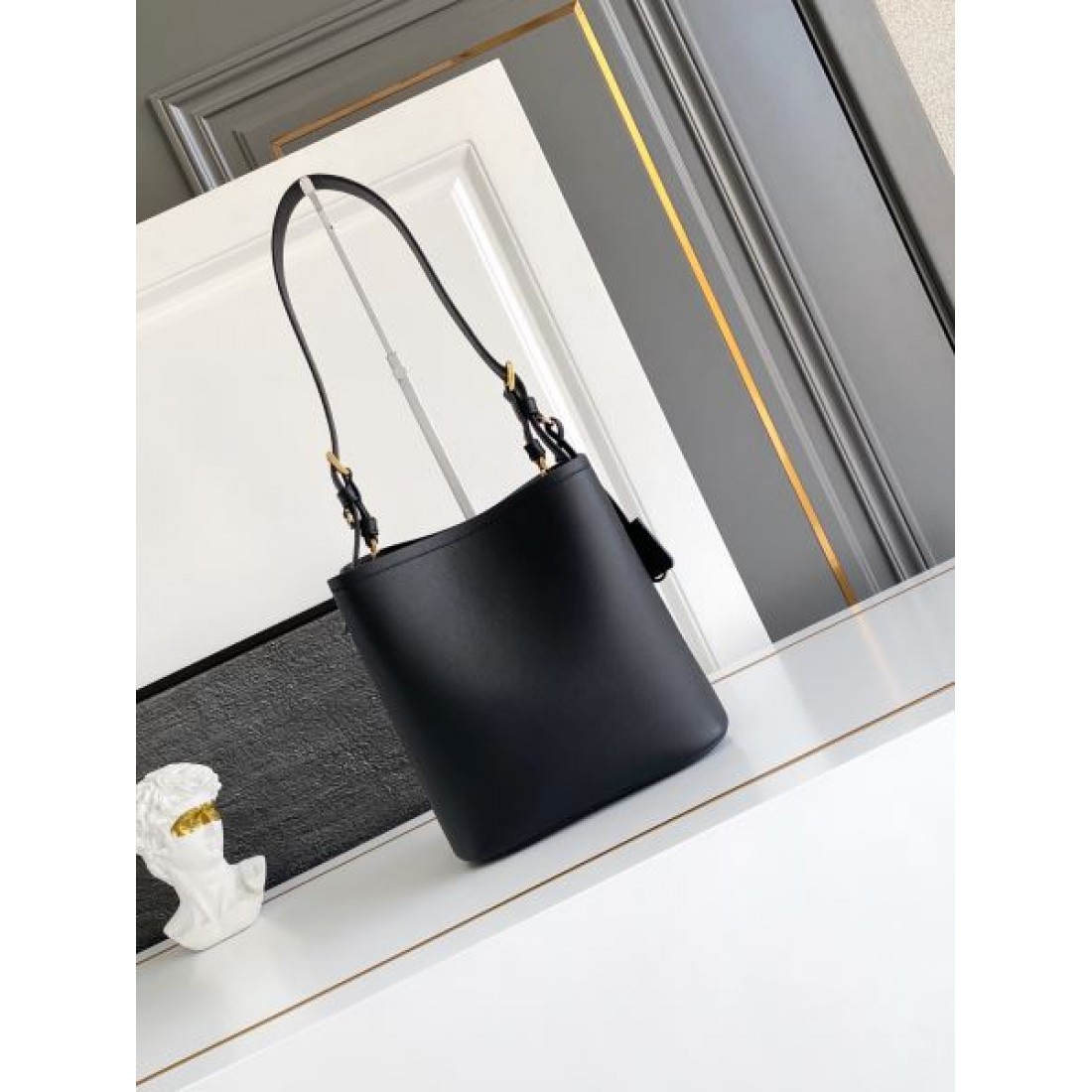 ショルダーバッグ バケットフォルム クラシックロゴ PRADA プラダ コピー バッグ デイリー主力 着回し万能 人気上昇中