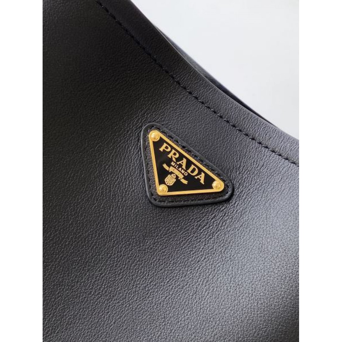 ショルダーバッグ バケットフォルム クラシックロゴ PRADA プラダ コピー バッグ デイリー主力 着回し万能 人気上昇中