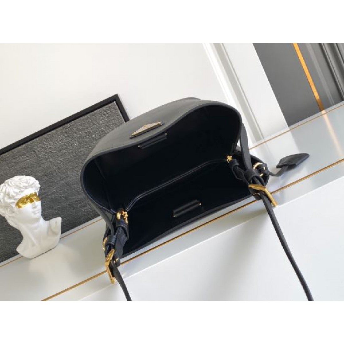 ショルダーバッグ バケットフォルム クラシックロゴ PRADA プラダ コピー バッグ デイリー主力 着回し万能 人気上昇中
