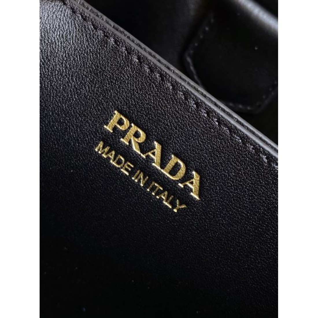 ショルダーバッグ バケットフォルム クラシックロゴ PRADA プラダ コピー バッグ デイリー主力 着回し万能 人気上昇中