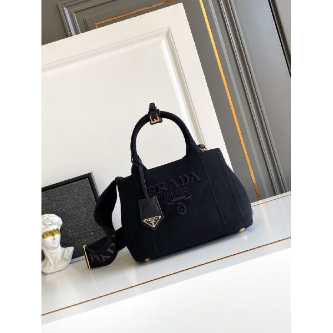 ミニマルハンドルデザイン コンパクトシルエット 上品レザー調 PRADA プラダ コピー バッグ トップハンドル デイリーエレガンス