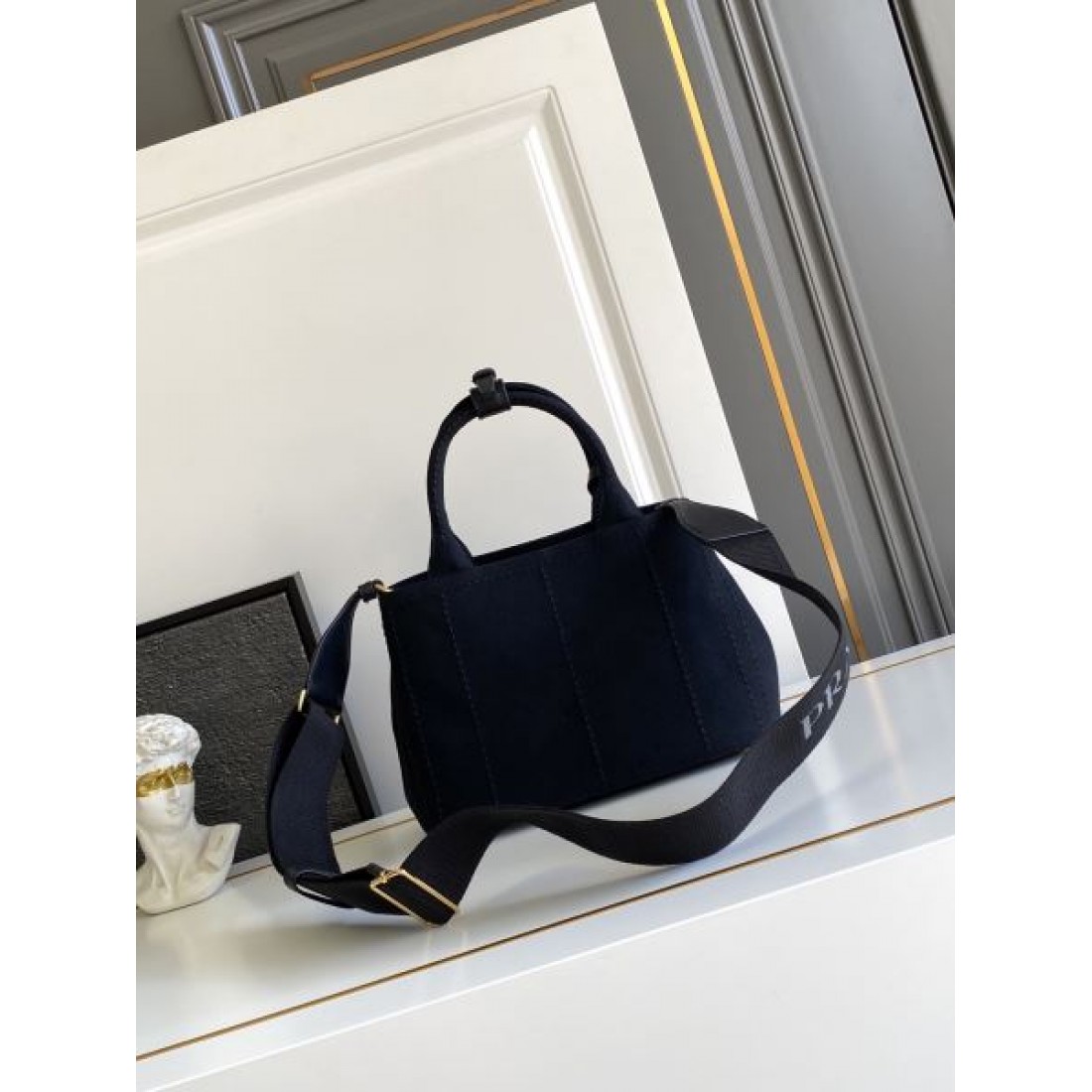 ミニマルハンドルデザイン コンパクトシルエット 上品レザー調 PRADA プラダ コピー バッグ トップハンドル デイリーエレガンス
