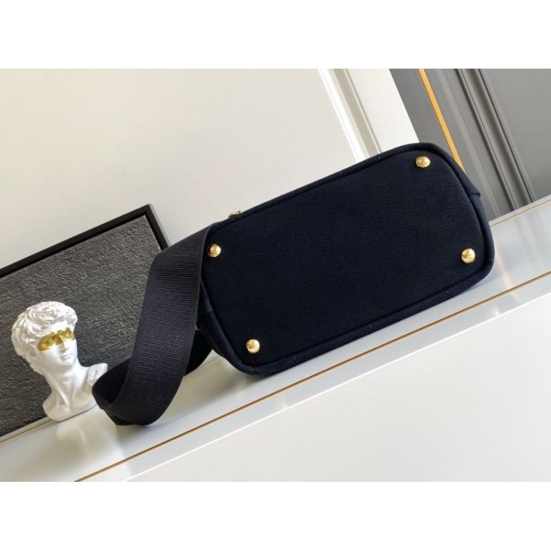 ミニマルハンドルデザイン コンパクトシルエット 上品レザー調 PRADA プラダ コピー バッグ トップハンドル デイリーエレガンス