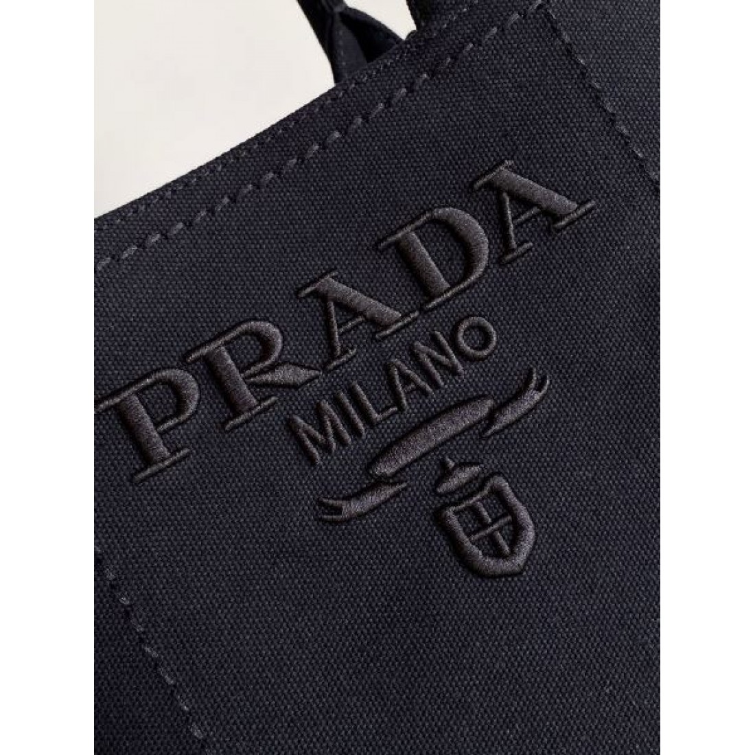ミニマルハンドルデザイン コンパクトシルエット 上品レザー調 PRADA プラダ コピー バッグ トップハンドル デイリーエレガンス