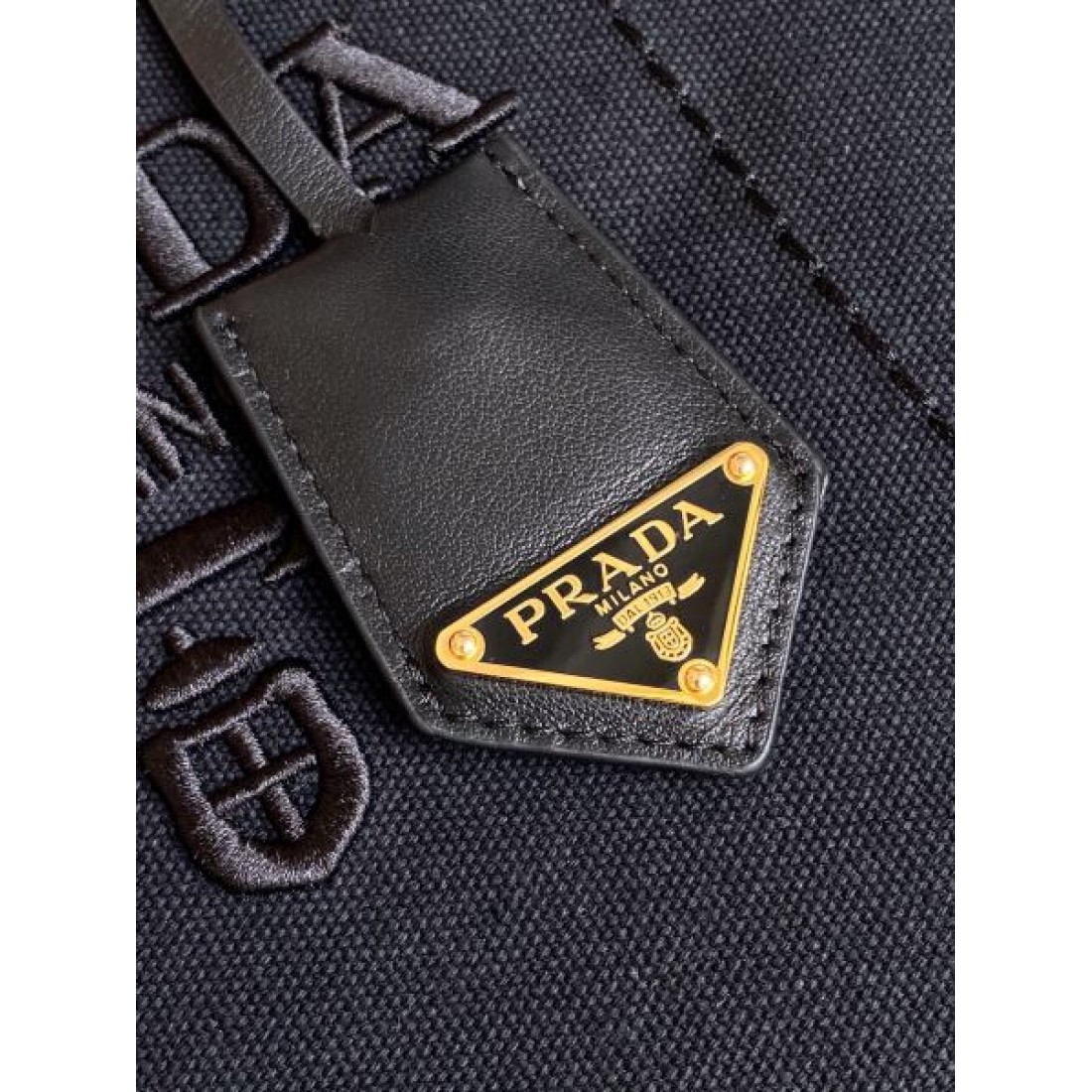 ミニマルハンドルデザイン コンパクトシルエット 上品レザー調 PRADA プラダ コピー バッグ トップハンドル デイリーエレガンス