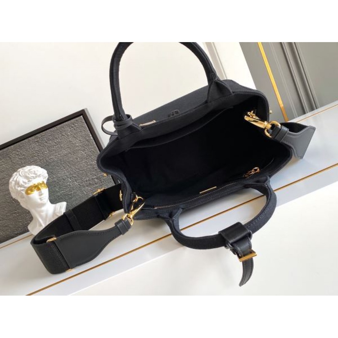ミニマルハンドルデザイン コンパクトシルエット 上品レザー調 PRADA プラダ コピー バッグ トップハンドル デイリーエレガンス