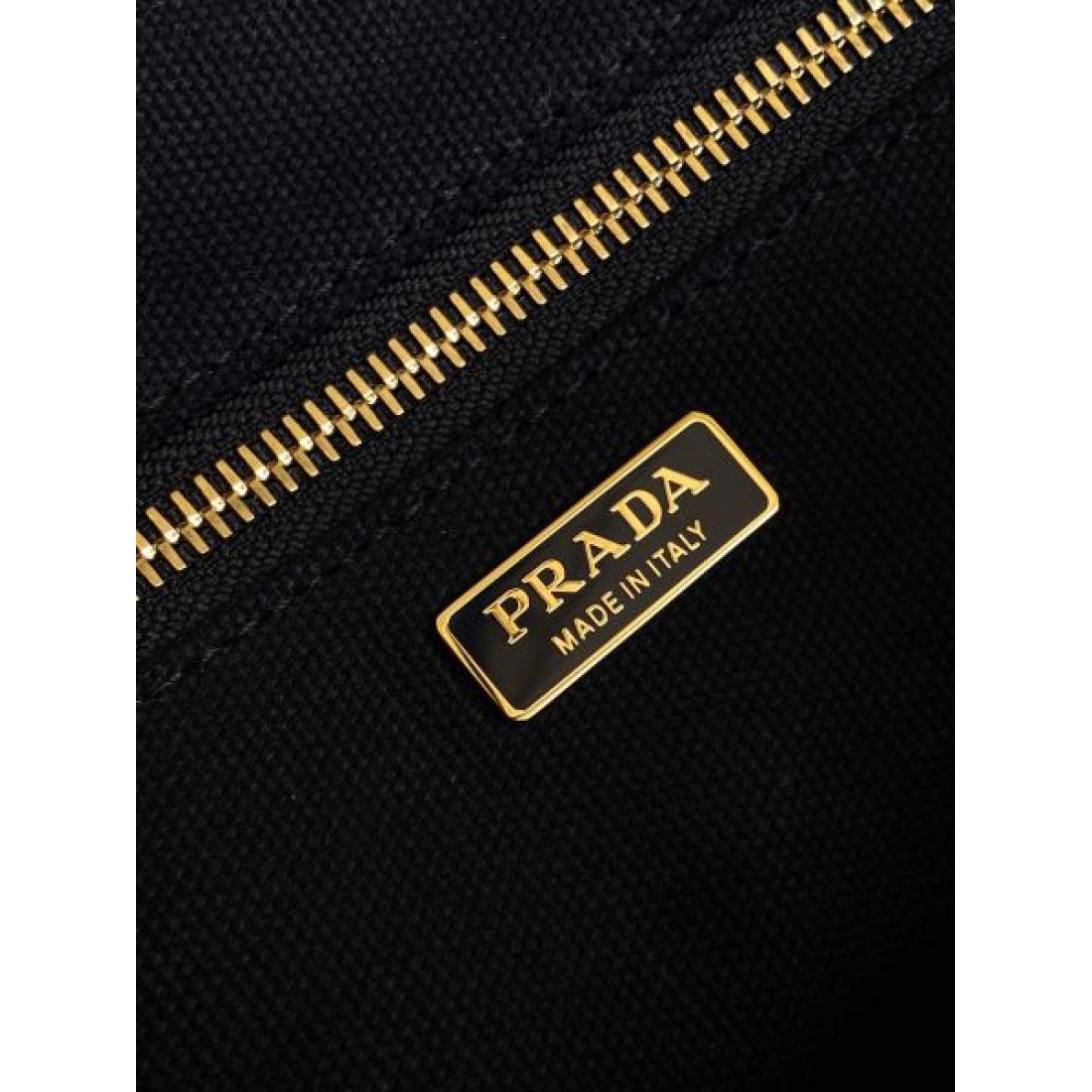 ミニマルハンドルデザイン コンパクトシルエット 上品レザー調 PRADA プラダ コピー バッグ トップハンドル デイリーエレガンス