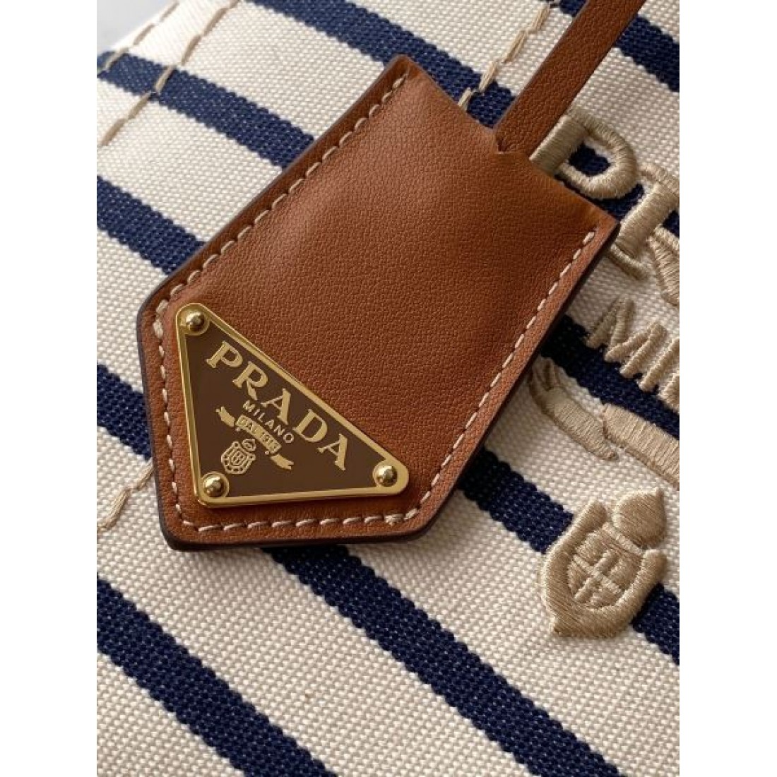 ストライプデザイン コンパクトトートシリーズ トップハンドル PRADA プラダ コピー トートバッグ 上品カジュアルスタイル 軽量デイリー仕様