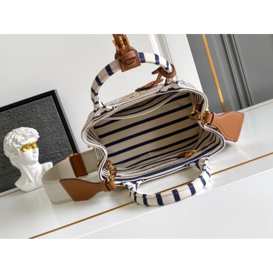 ストライプデザイン コンパクトトートシリーズ トップハンドル PRADA プラダ コピー トートバッグ 上品カジュアルスタイル 軽量デイリー仕様