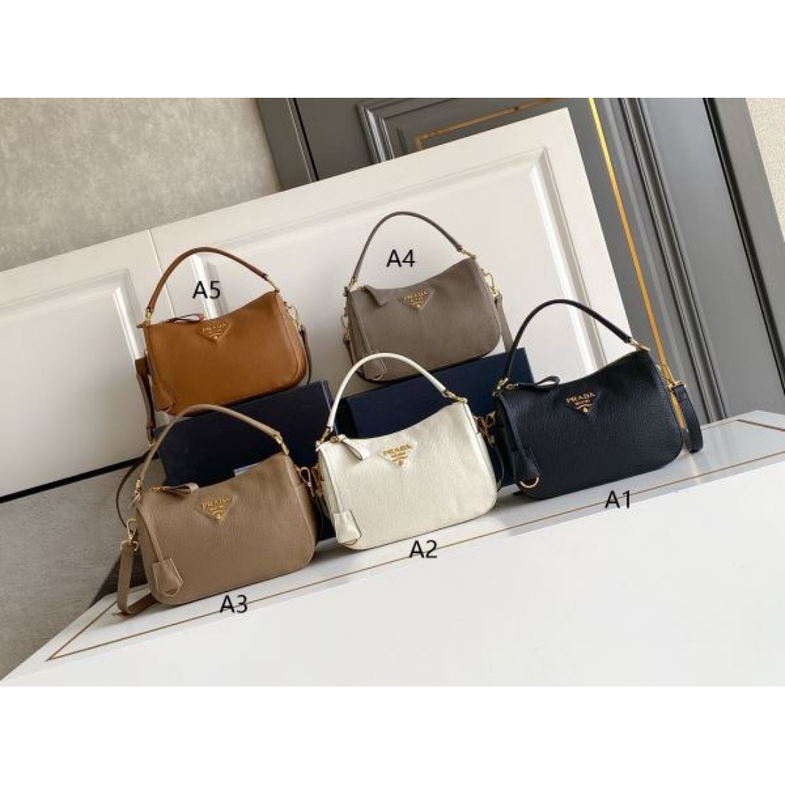 ミニショルダー レザー調 ワンハンドルデザイン PRADA プラダ コピー バッグ ゴールドロゴ カラーバリエーション豊富 2WAY通勤スタイル