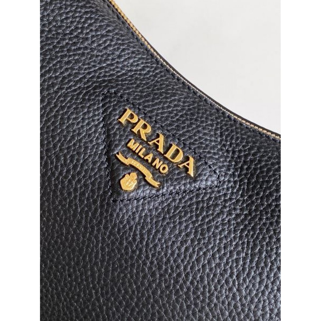 ミニショルダー レザー調 ワンハンドルデザイン PRADA プラダ コピー バッグ ゴールドロゴ カラーバリエーション豊富 2WAY通勤スタイル