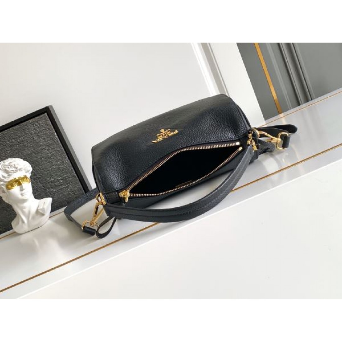 ミニショルダー レザー調 ワンハンドルデザイン PRADA プラダ コピー バッグ ゴールドロゴ カラーバリエーション豊富 2WAY通勤スタイル