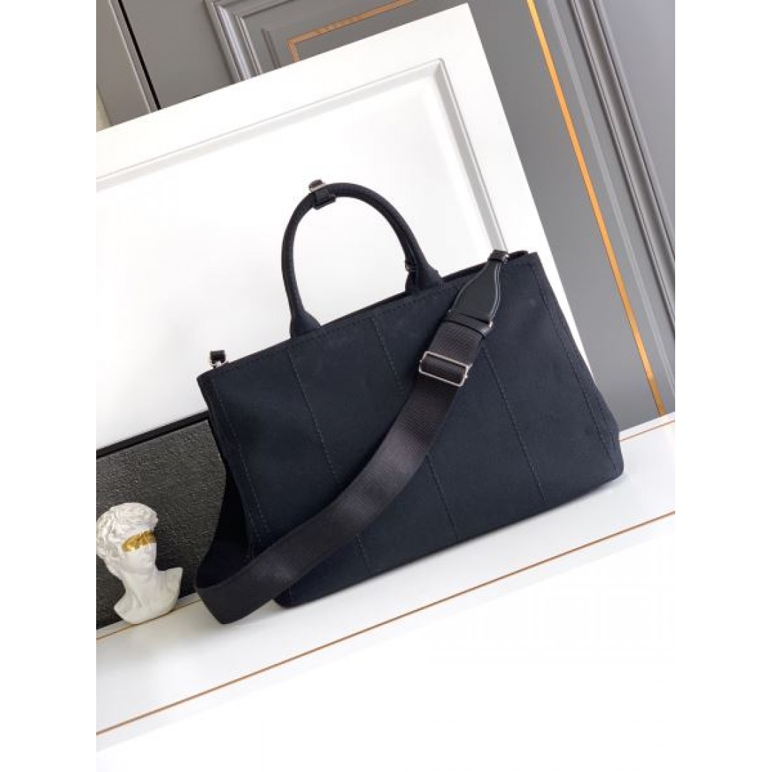 キャンバス×レザー ロゴエンボスデザイン 大容量通勤カジュアル PRADA プラダ コピー トートバッグ 軽量スタイル