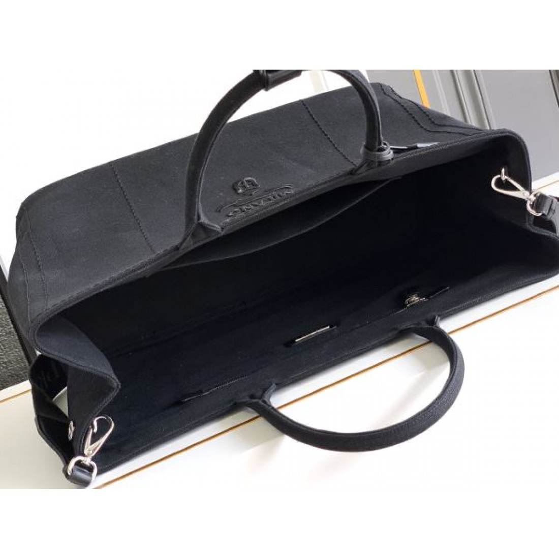 キャンバス×レザー ロゴエンボスデザイン 大容量通勤カジュアル PRADA プラダ コピー トートバッグ 軽量スタイル