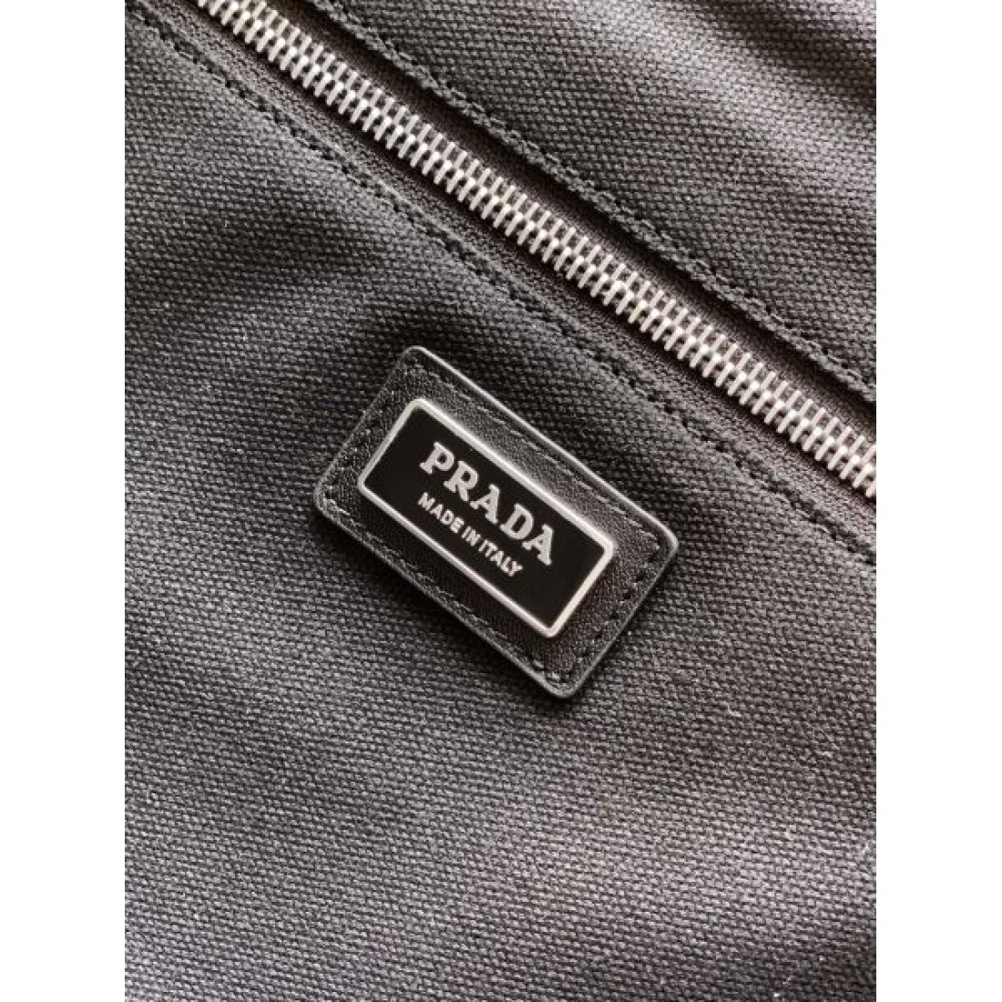 キャンバス×レザー ロゴエンボスデザイン 大容量通勤カジュアル PRADA プラダ コピー トートバッグ 軽量スタイル