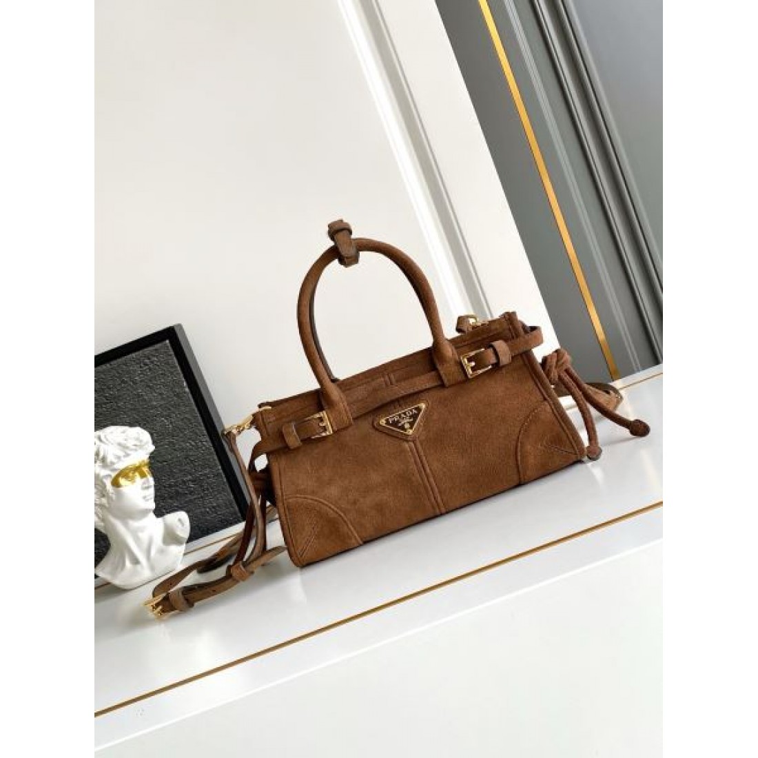 コンパクトレザースタイル トップハンドルバッグ スクエアシルエット PRADA プラダ コピー バッグ 上品ヴィンテージ調 デイリー対応