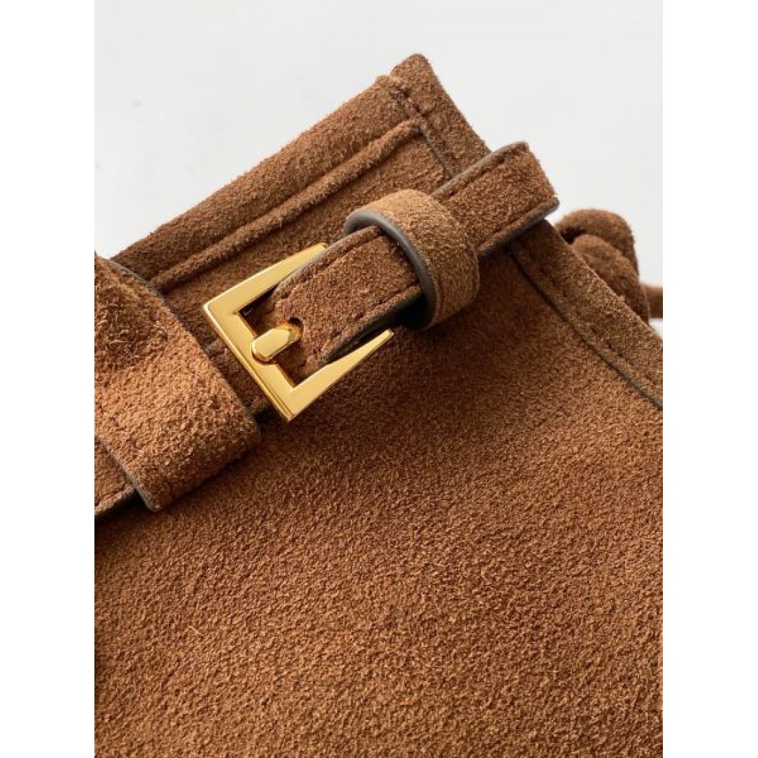 コンパクトレザースタイル トップハンドルバッグ スクエアシルエット PRADA プラダ コピー バッグ 上品ヴィンテージ調 デイリー対応