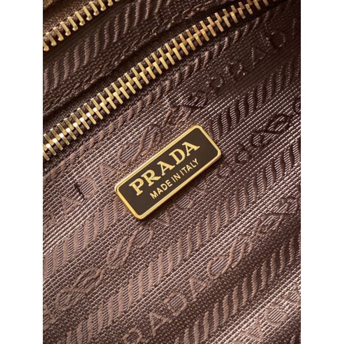 コンパクトレザースタイル トップハンドルバッグ スクエアシルエット PRADA プラダ コピー バッグ 上品ヴィンテージ調 デイリー対応