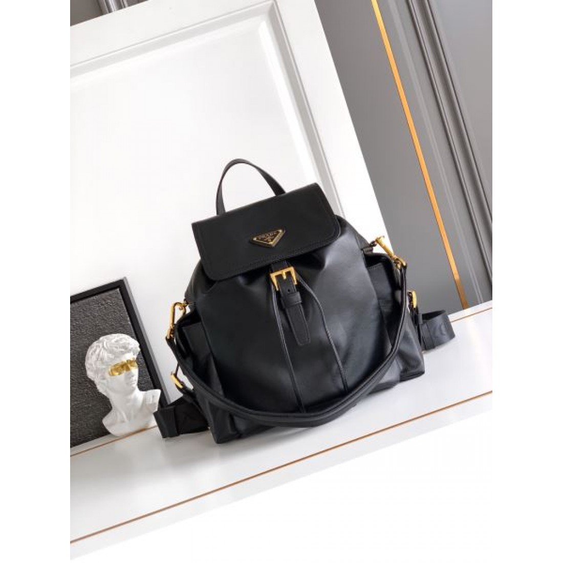 ミニリュック バズり確定 フラップデザイン PRADA プラダ コピー リュック ゴールドアクセント 大人可愛い2カラー展開