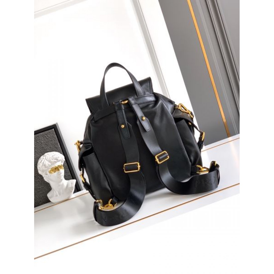 ミニリュック バズり確定 フラップデザイン PRADA プラダ コピー リュック ゴールドアクセント 大人可愛い2カラー展開