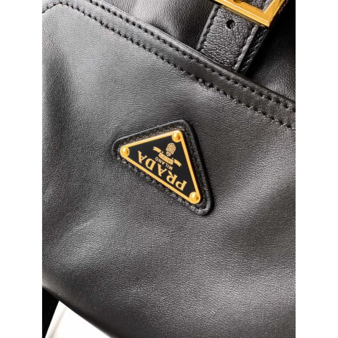 ミニリュック バズり確定 フラップデザイン PRADA プラダ コピー リュック ゴールドアクセント 大人可愛い2カラー展開