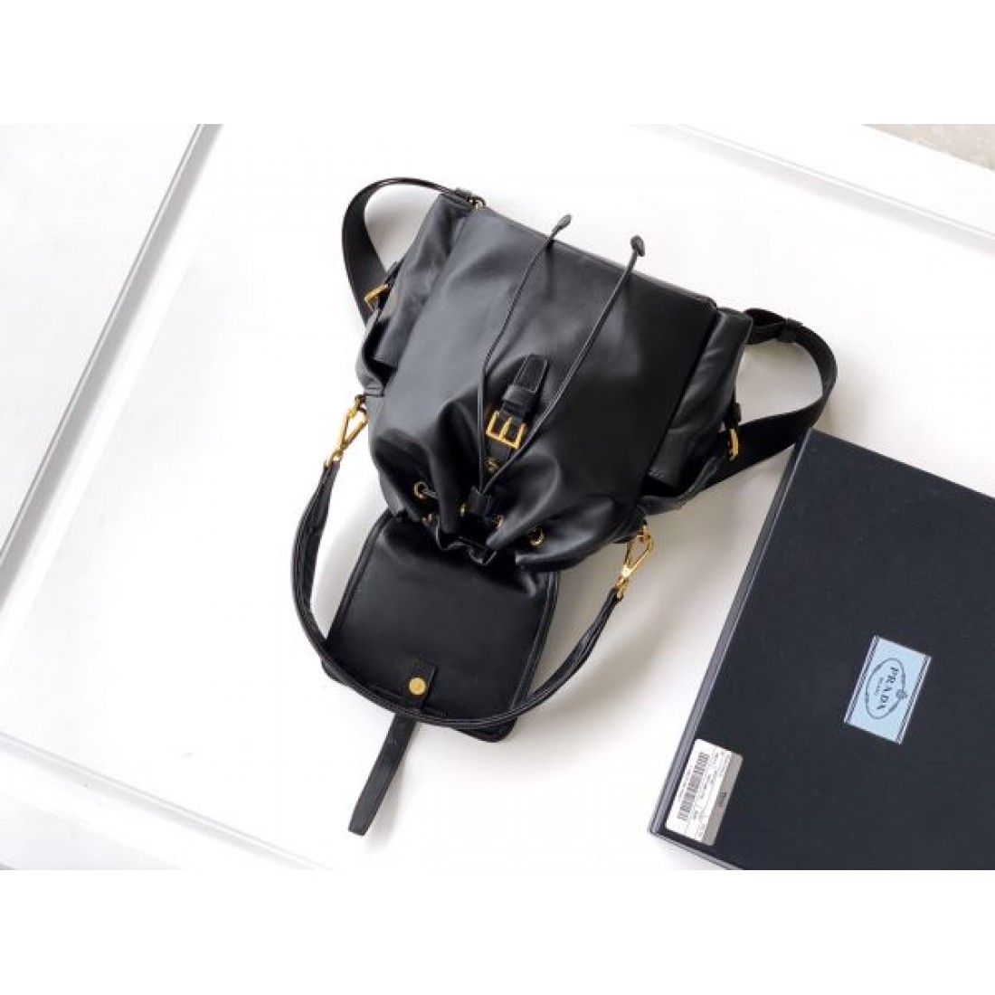 ミニリュック バズり確定 フラップデザイン PRADA プラダ コピー リュック ゴールドアクセント 大人可愛い2カラー展開