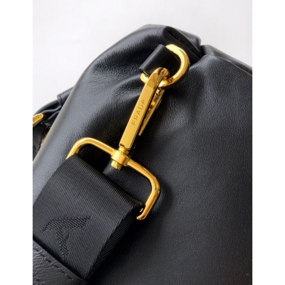 ミニリュック バズり確定 フラップデザイン PRADA プラダ コピー リュック ゴールドアクセント 大人可愛い2カラー展開