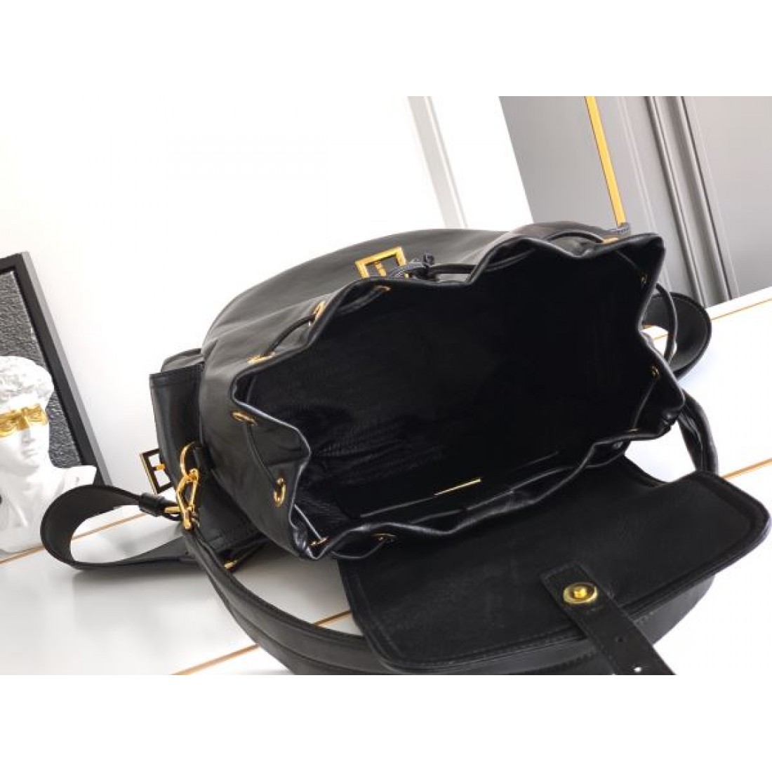 ミニリュック バズり確定 フラップデザイン PRADA プラダ コピー リュック ゴールドアクセント 大人可愛い2カラー展開