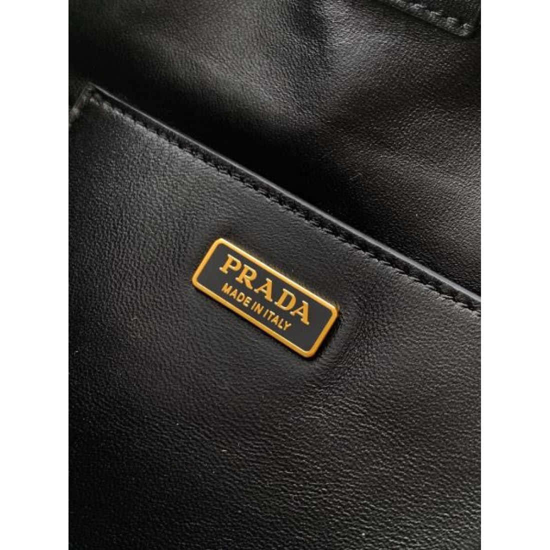 ミニリュック バズり確定 フラップデザイン PRADA プラダ コピー リュック ゴールドアクセント 大人可愛い2カラー展開