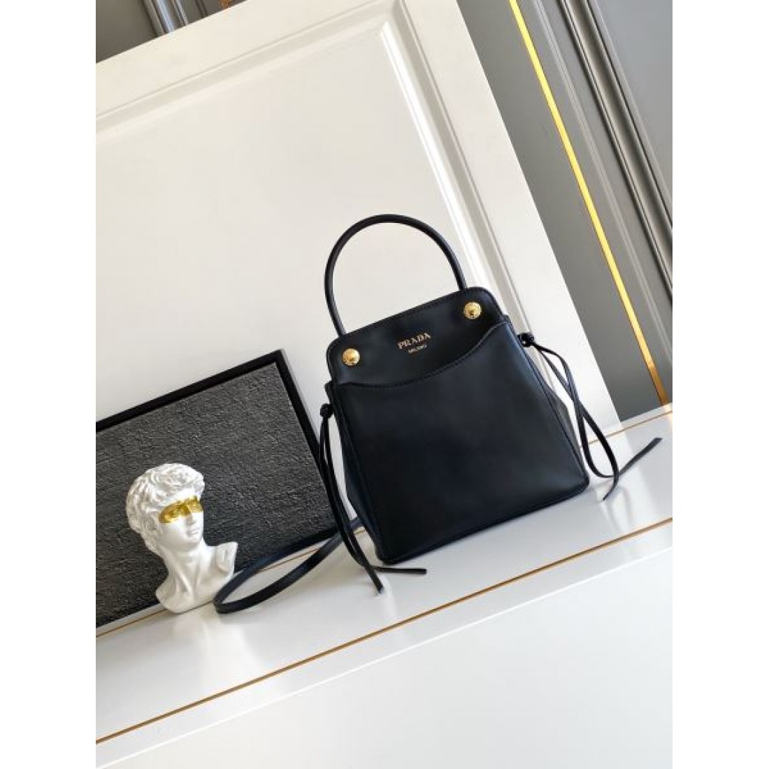 INSスタイル フェミニンレザー調 PRADA プラダ コピー バック ゴールドディテール 大人可愛いトレンドアイテム