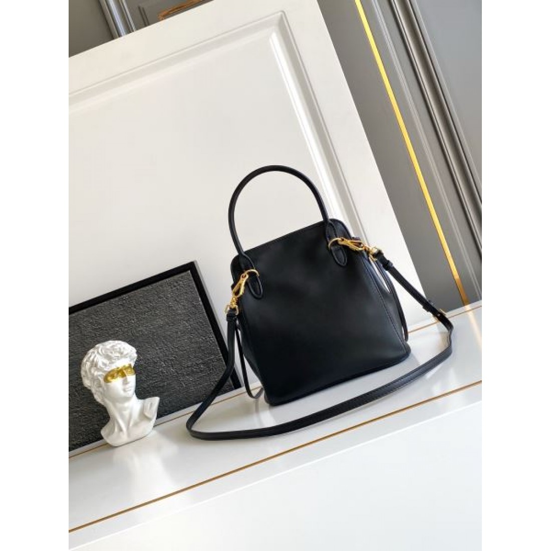 INSスタイル フェミニンレザー調 PRADA プラダ コピー バック ゴールドディテール 大人可愛いトレンドアイテム