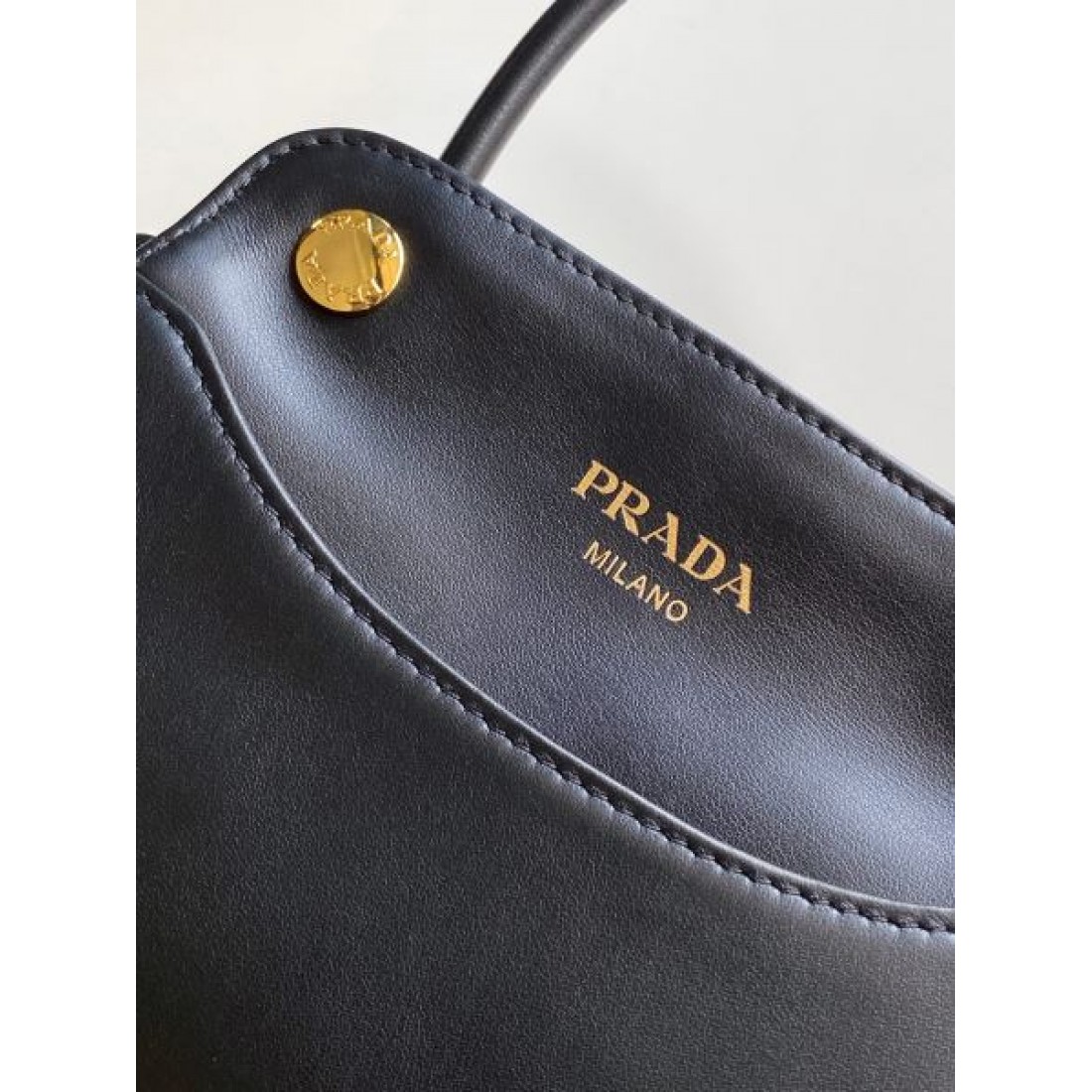 INSスタイル フェミニンレザー調 PRADA プラダ コピー バック ゴールドディテール 大人可愛いトレンドアイテム