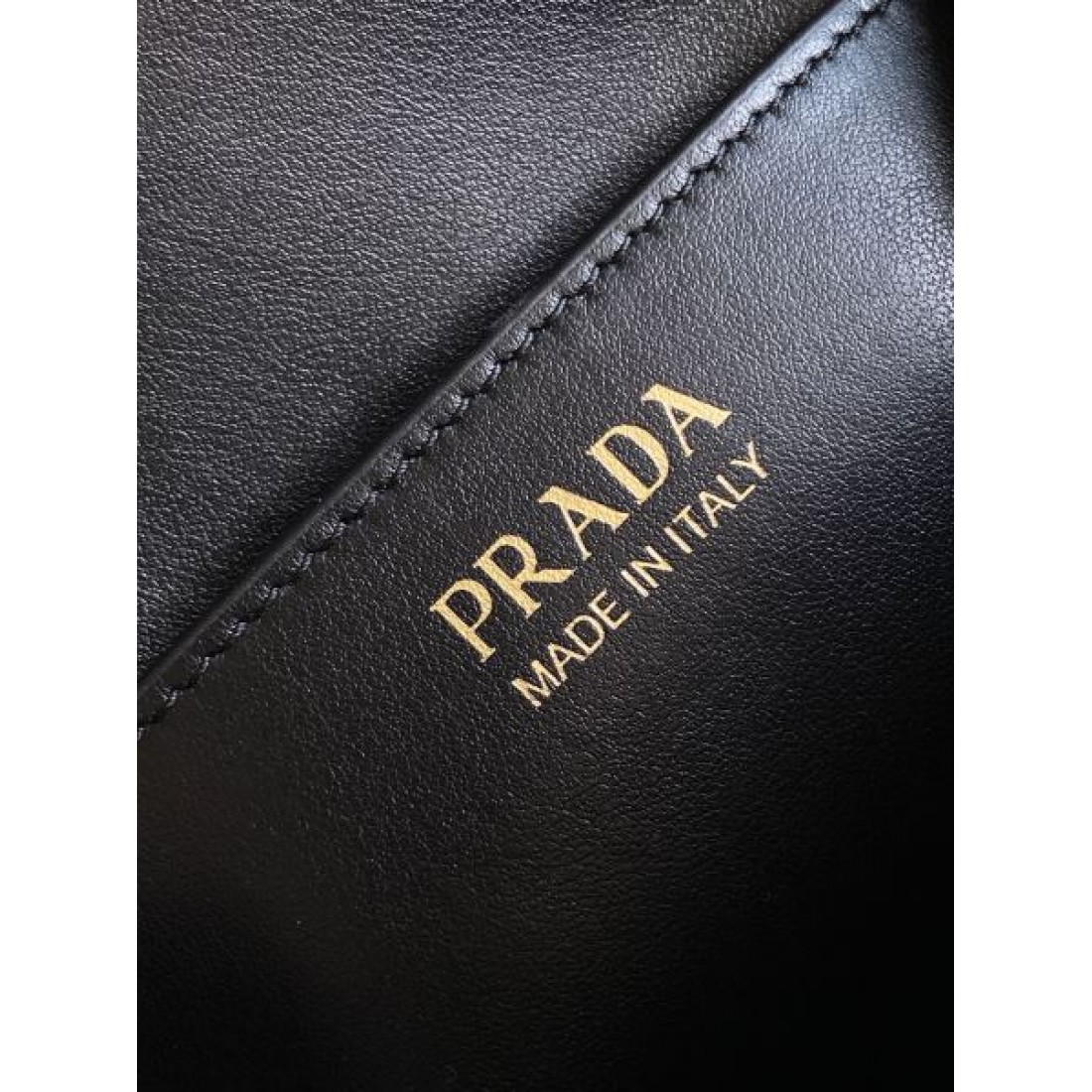 INSスタイル フェミニンレザー調 PRADA プラダ コピー バック ゴールドディテール 大人可愛いトレンドアイテム