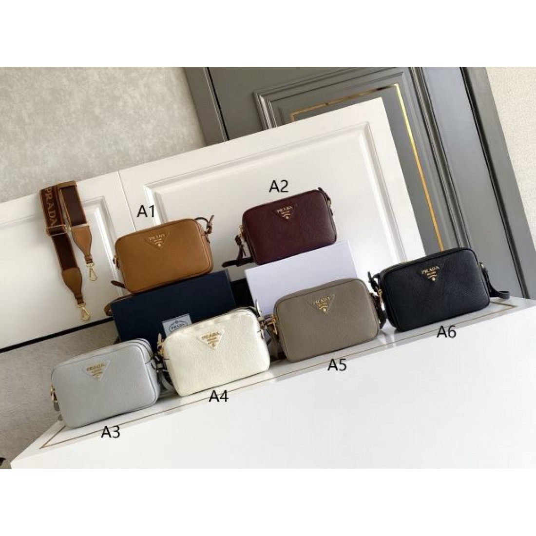 ミニショルダーバッグ ゴールドロゴ コンパクトク...
