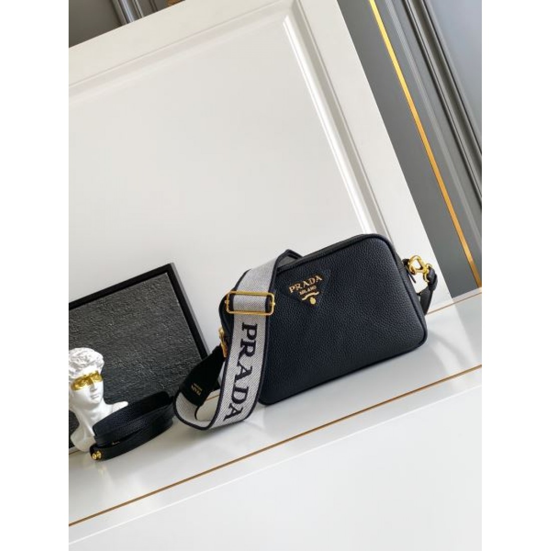 ミニショルダーバッグ ゴールドロゴ コンパクトクロスボディ PRADA プラダ コピー バッグ 上品デザイン 軽量モデル
