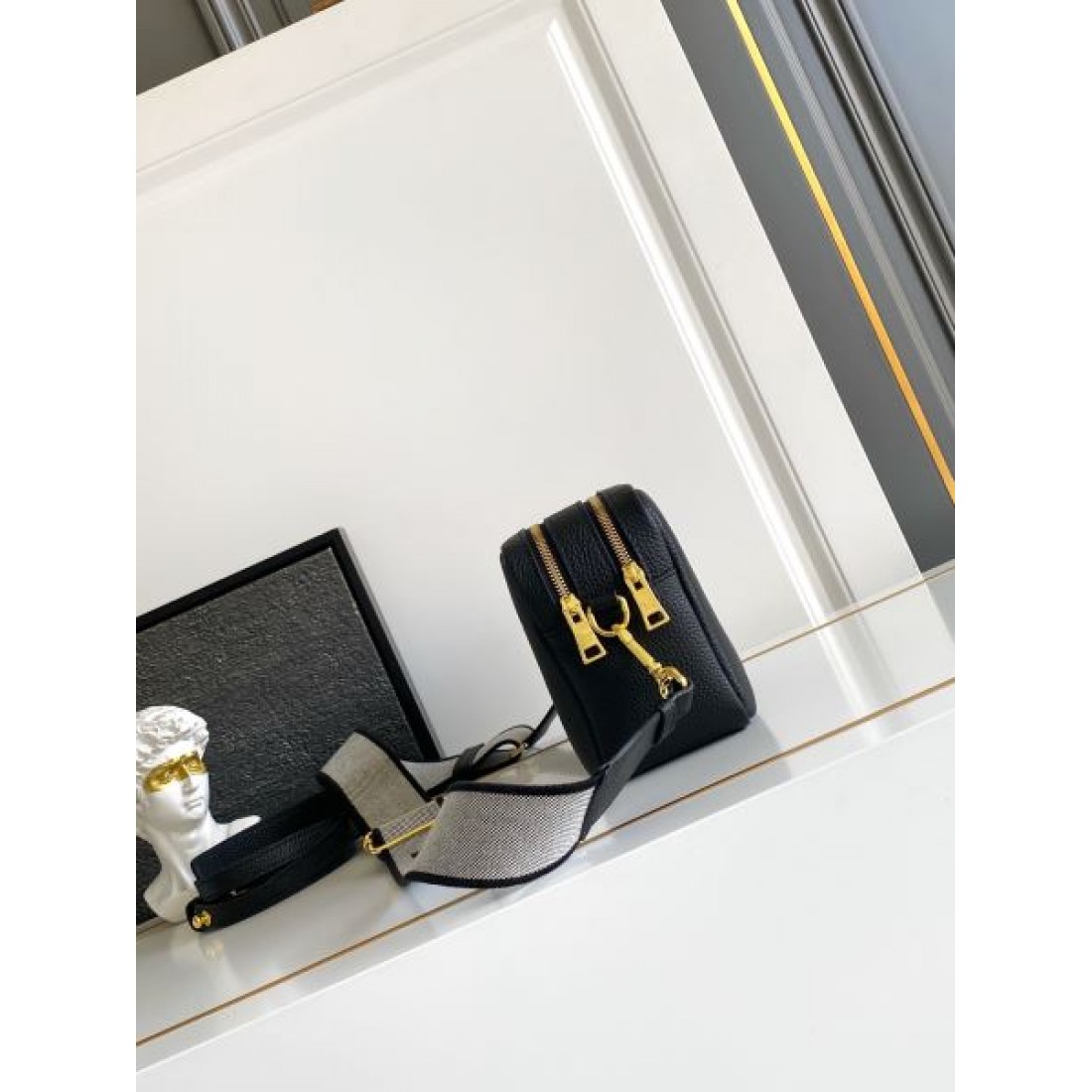 ミニショルダーバッグ ゴールドロゴ コンパクトクロスボディ PRADA プラダ コピー バッグ 上品デザイン 軽量モデル