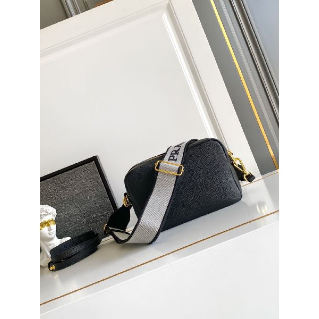 ミニショルダーバッグ ゴールドロゴ コンパクトクロスボディ PRADA プラダ コピー バッグ 上品デザイン 軽量モデル