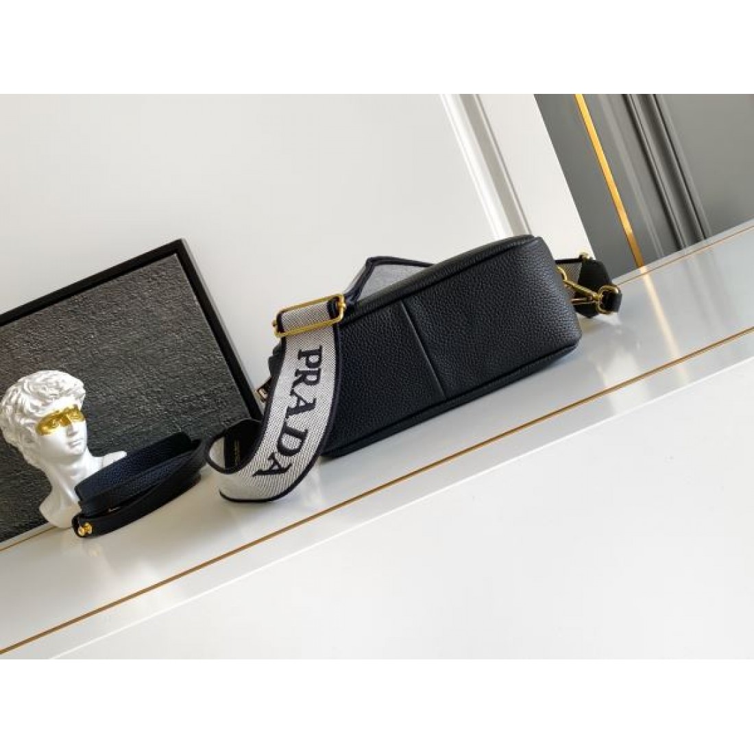 ミニショルダーバッグ ゴールドロゴ コンパクトクロスボディ PRADA プラダ コピー バッグ 上品デザイン 軽量モデル