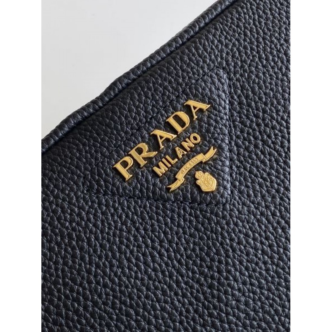 ミニショルダーバッグ ゴールドロゴ コンパクトクロスボディ PRADA プラダ コピー バッグ 上品デザイン 軽量モデル